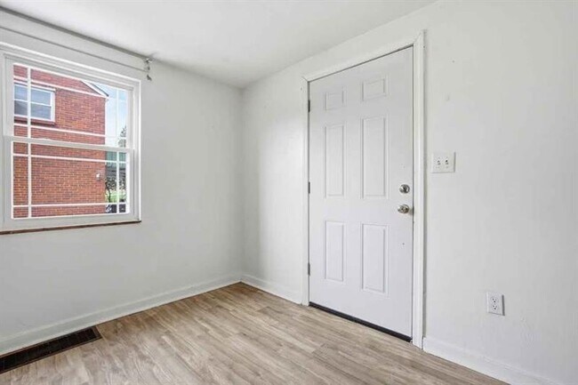 Building Photo - 1219 Circle Dr