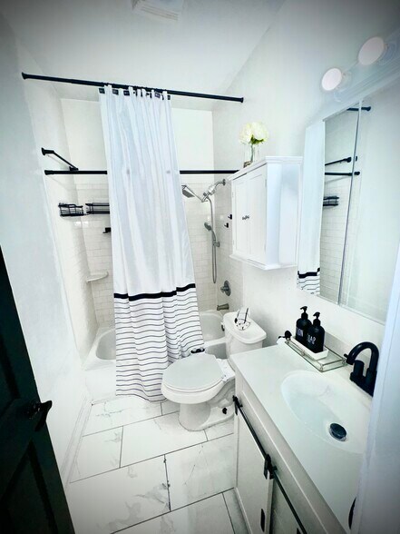 Bathroom - 3333 Delachaise St