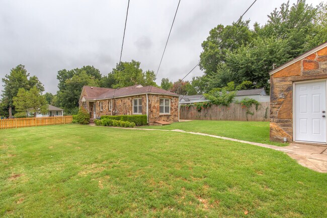 Building Photo - 1304 S Oswego Ave