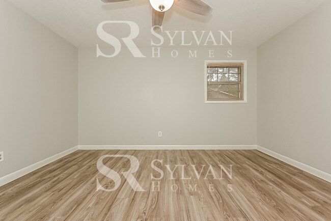 Building Photo - Welcome home to this 3 bedroom, 2 bathroom home