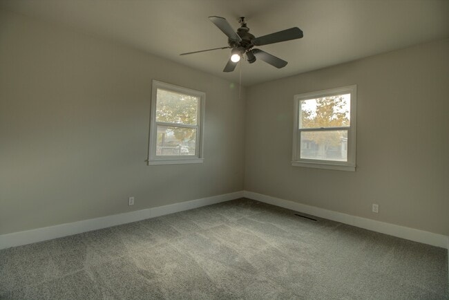 Building Photo - Pet Friendly Kearns Home