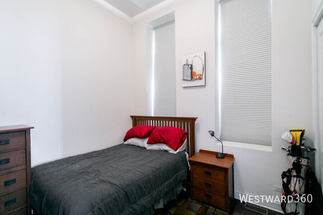 Building Photo - 1359 N Noble St