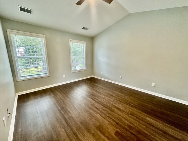 Building Photo - Bright and Airy Three Bedroom Home in Lake...