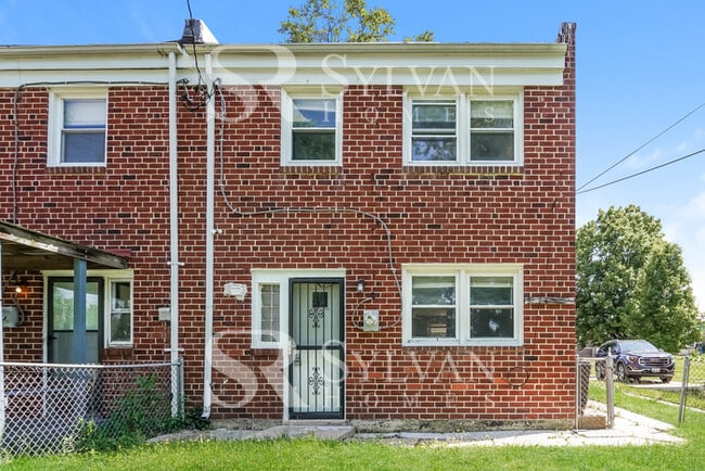 Building Photo - The living is easy in this 3 bedroom, 1 bathroom townhome