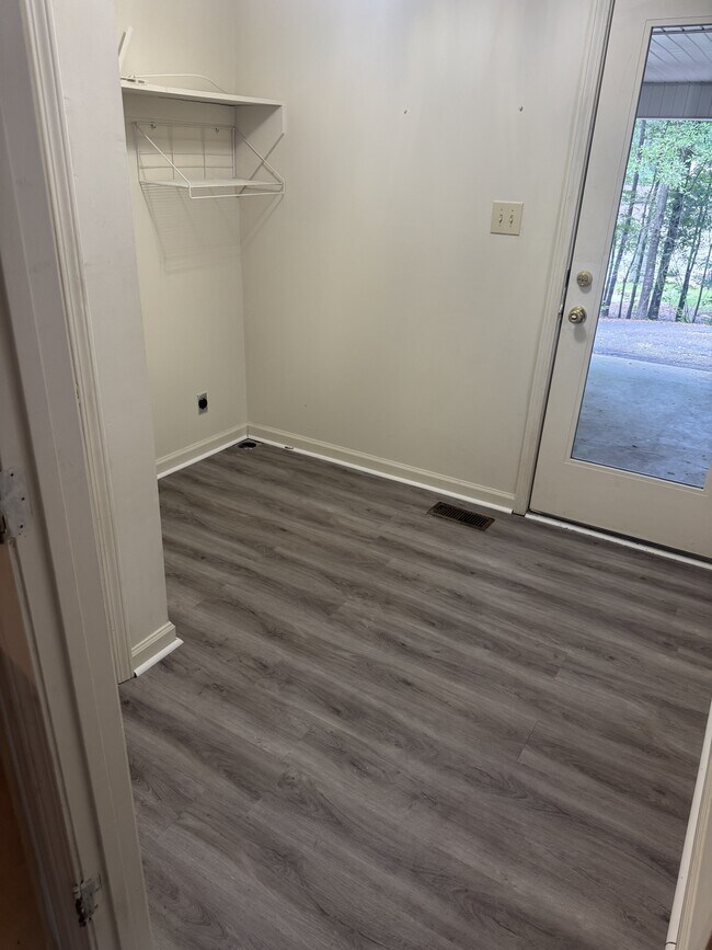 Building Photo - 112 Oak Leaf Cir