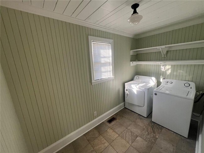 Building Photo - 2254 N Shallowford Rd