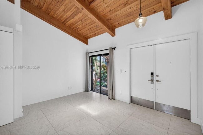 Building Photo - 2619 Parkview Dr S
