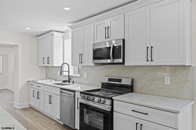 Building Photo - 1301 3rd Ter