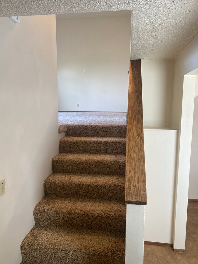 Building Photo - 3 bedroom 1.5 Bath Tandem Home!