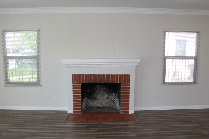 Building Photo - 2334 S Garth Ave
