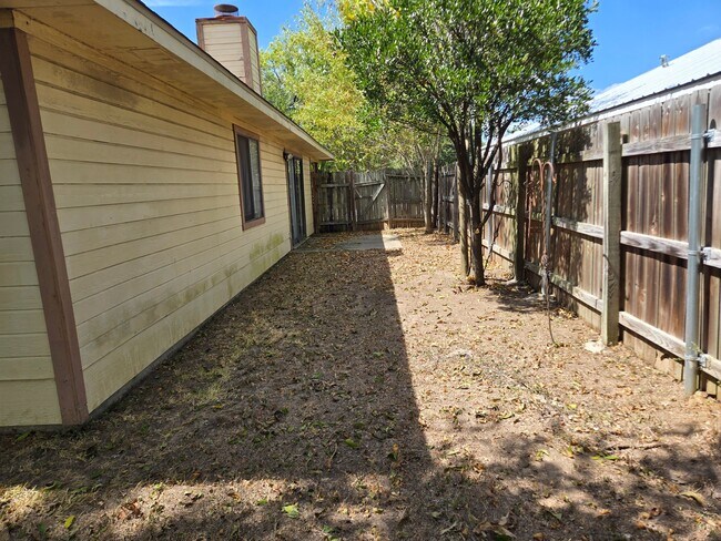 Building Photo - 1106 Buttercup Cir