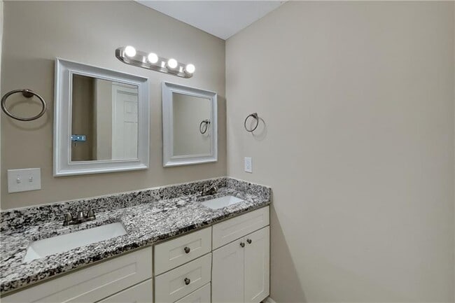 Building Photo - 5855 Shadewater Dr