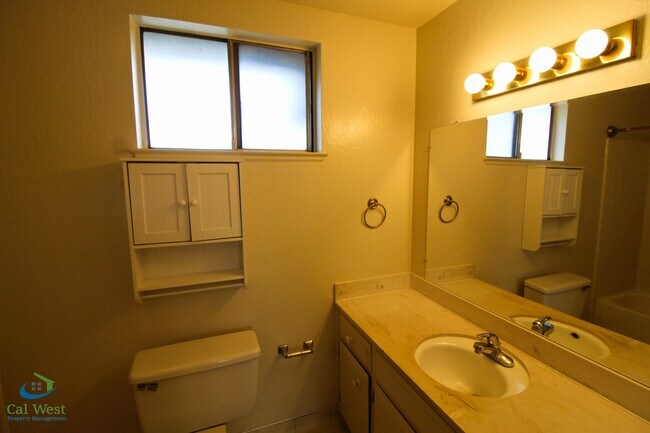 Building Photo - $2995 - Beautiful 2 Bed 1.5 Bath Duplex Av...
