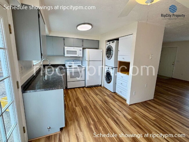 Building Photo - 11837 SE Gladstone St