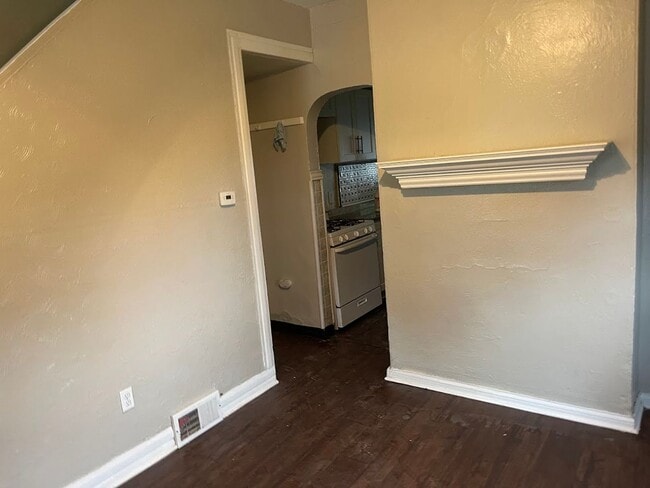Building Photo - Cozy 1 Bedroom / 2 Bathroom Home in Braddock