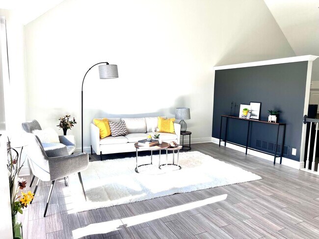 Building Photo - COMING SOON!! HUGE Northland 4 Bed 2.5 Bat...