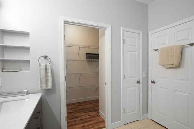 Building Photo - 211 Hampton Cir