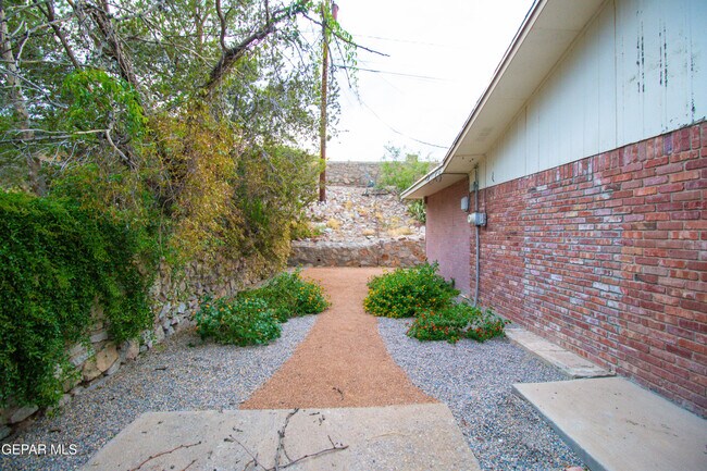 Building Photo - 637 Westview Ave