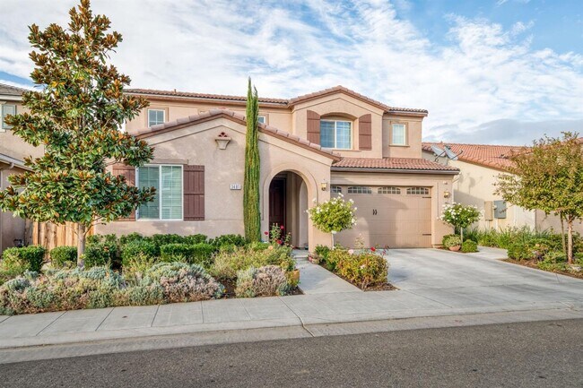 Building Photo - Beautiful 5 bedroom / 4 bath near Clovis East