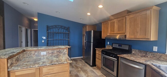 Building Photo - 200 Cypress Cir