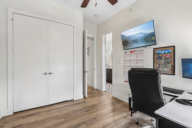 Building Photo - 2305 Camden Dr