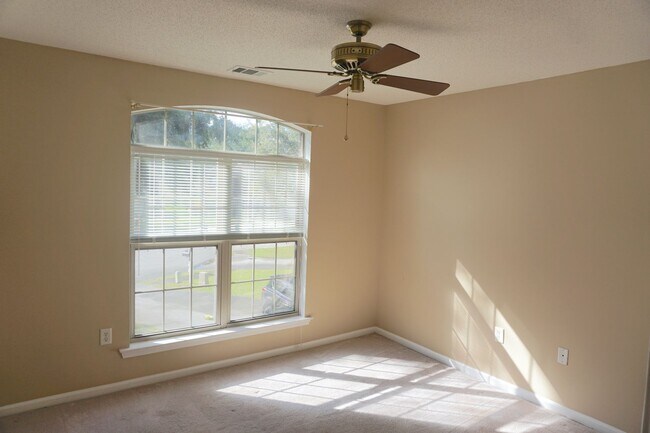 Building Photo - 5 BED | 2.5 BATH | SINGLE FAMILY HOME | BONUS ROOM | 2 CAR GARAGE
