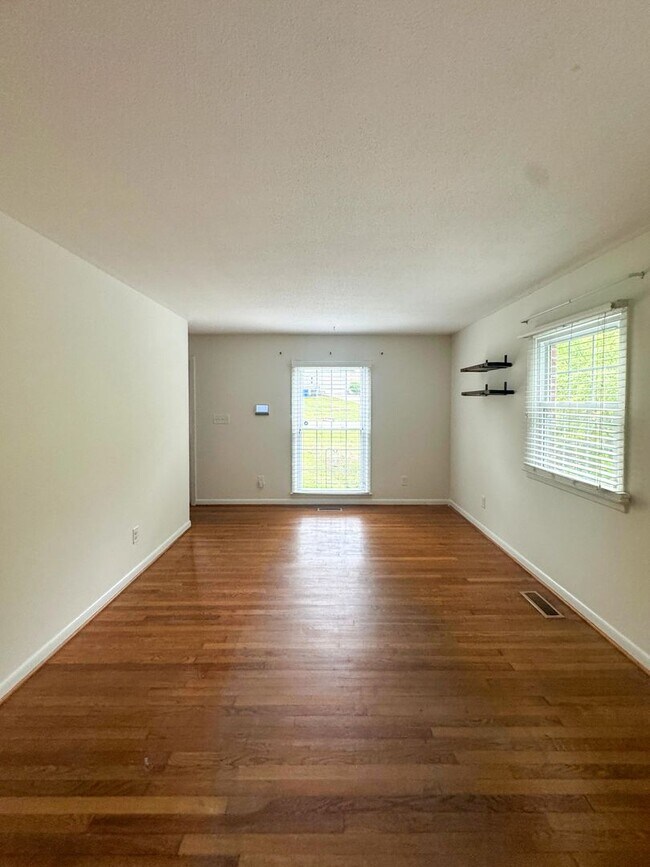 Building Photo - Charming 3 Bed 1.5 Bath Home Close to Fort Liberty