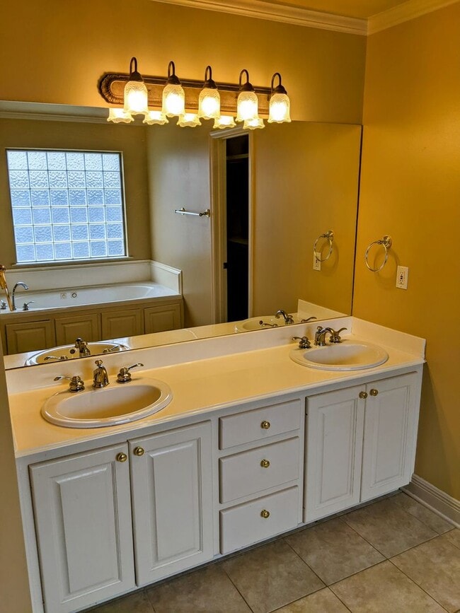 Building Photo - Spacious 3/2 home in a Convenient Location!