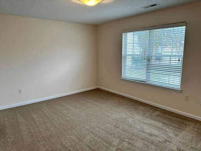 Building Photo - Lovely Highland Creek Three Bedroom Home!