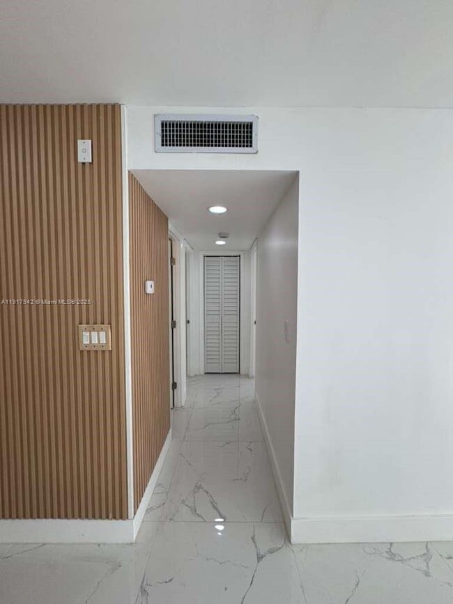 Building Photo - 15201 NE 6th Ave