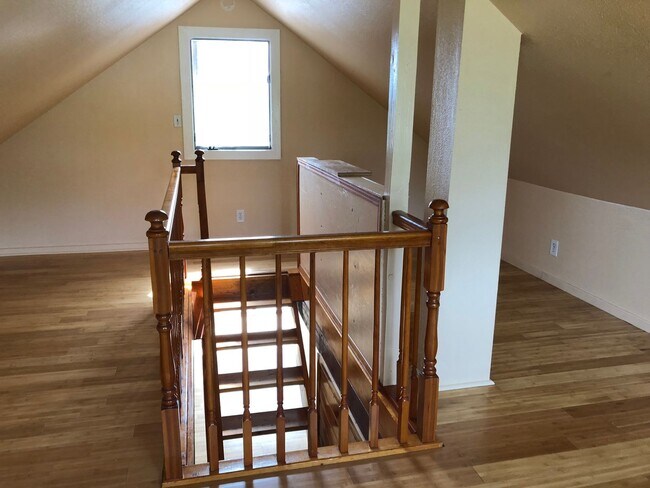 Building Photo - Cute Cabin style home!