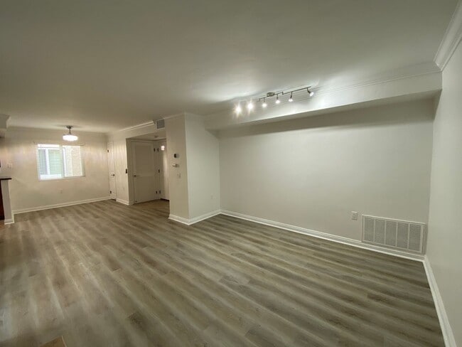 Building Photo - Beautifully Renovated 1-Bedroom Condo in R...