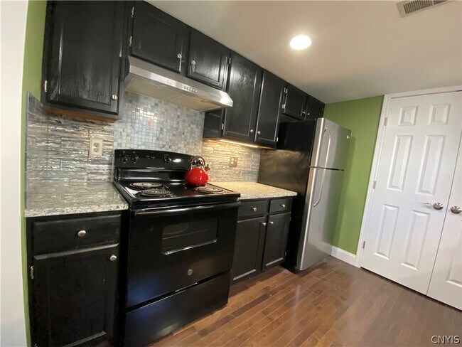 Building Photo - 447 Summerhaven Dr N