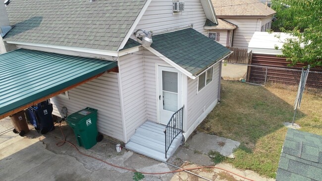 Building Photo - Cute older Craftsman home on locate on Spo...