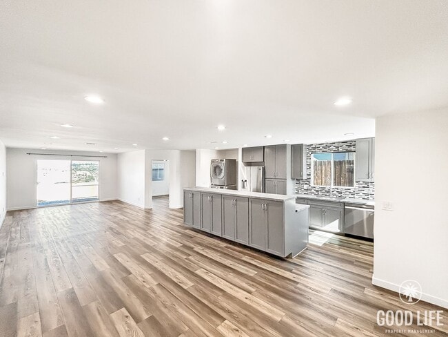 Building Photo - Beautiful 3BD/2BA W/ Updated Kitchen and A...