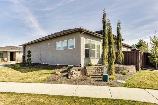 Building Photo - Beautiful 3 bed, 2 bath home in SpurWing Greens Subdivision!
