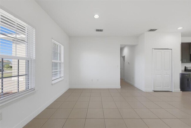 Building Photo - 304 Begonia Ct