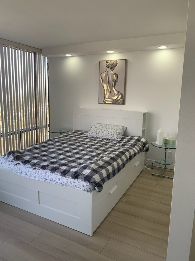 Building Photo - 4265 Marina City Dr