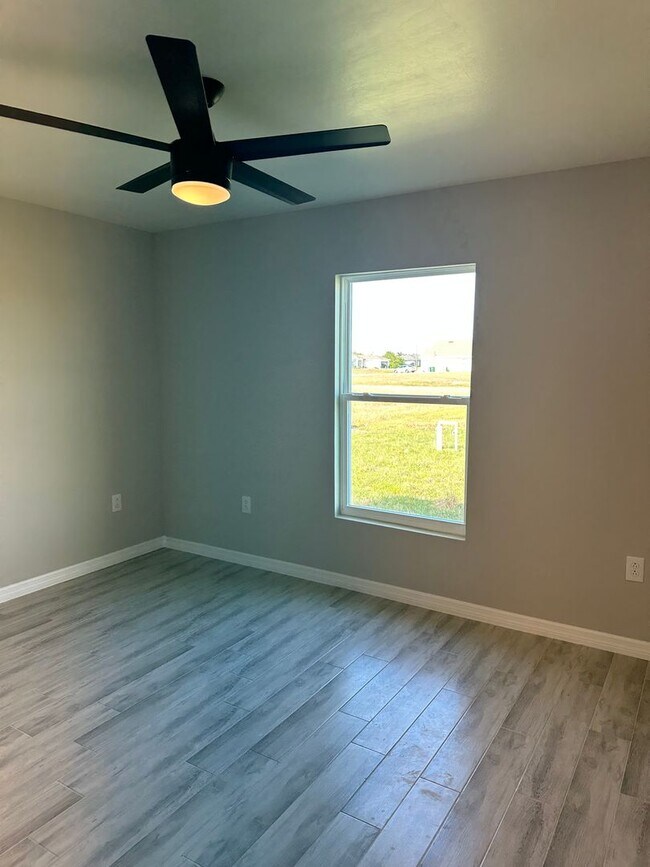 Building Photo - Beautiful 4/2 Newer Construction- Available Now