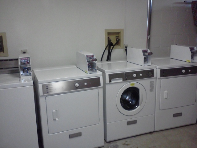 Laundry room - 325 Page Ave