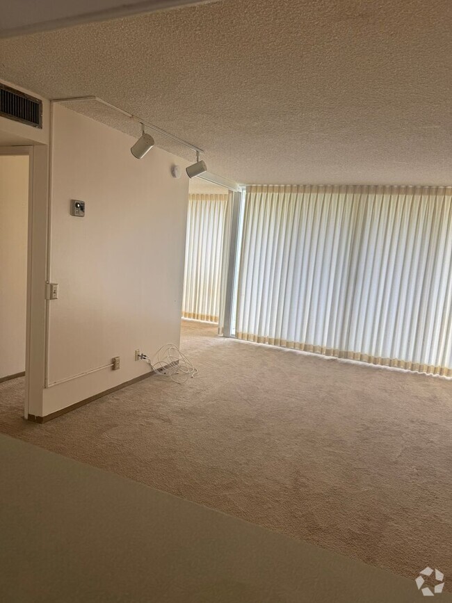 Building Photo - Furnished 2 bedroom 1 bath Condo