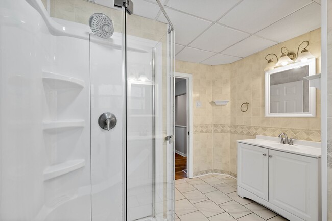 Building Photo - Beautiful 1 bedroom home with BONUS room in Natrona Heights available April 1!