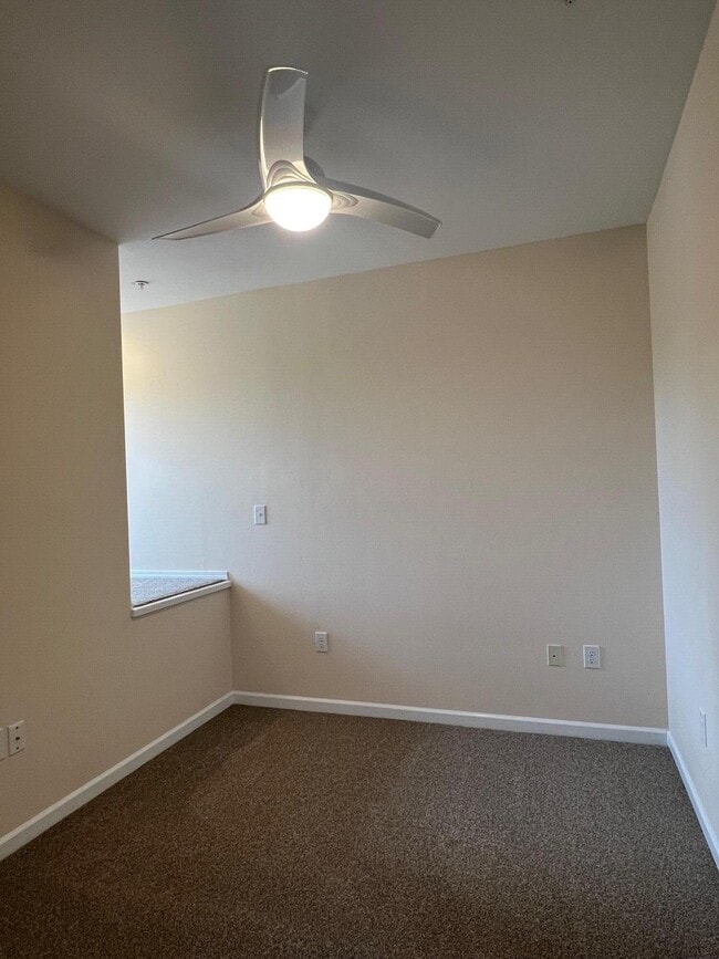 Building Photo - 1147 N Bayshore Dr