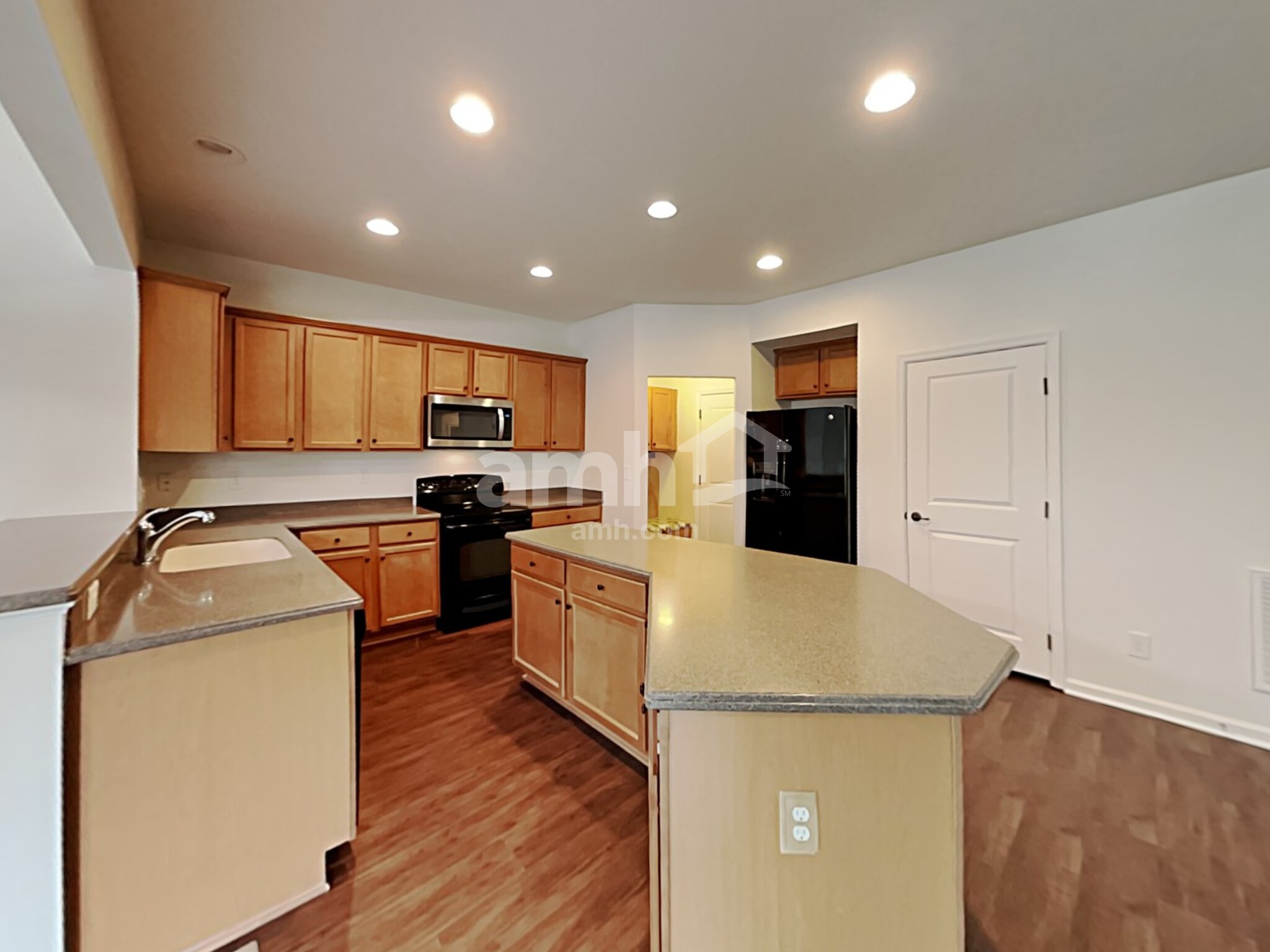 Building Photo - 7184 Kenyon Dr