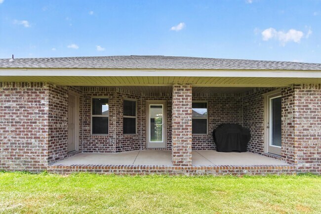 Building Photo - 5823 Crestlake Dr