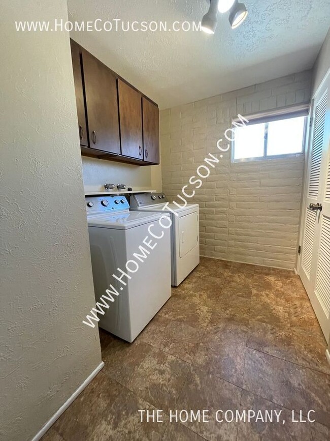 Building Photo - 525 W Orango Pl