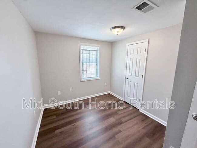Building Photo - 858 Eyers Rd