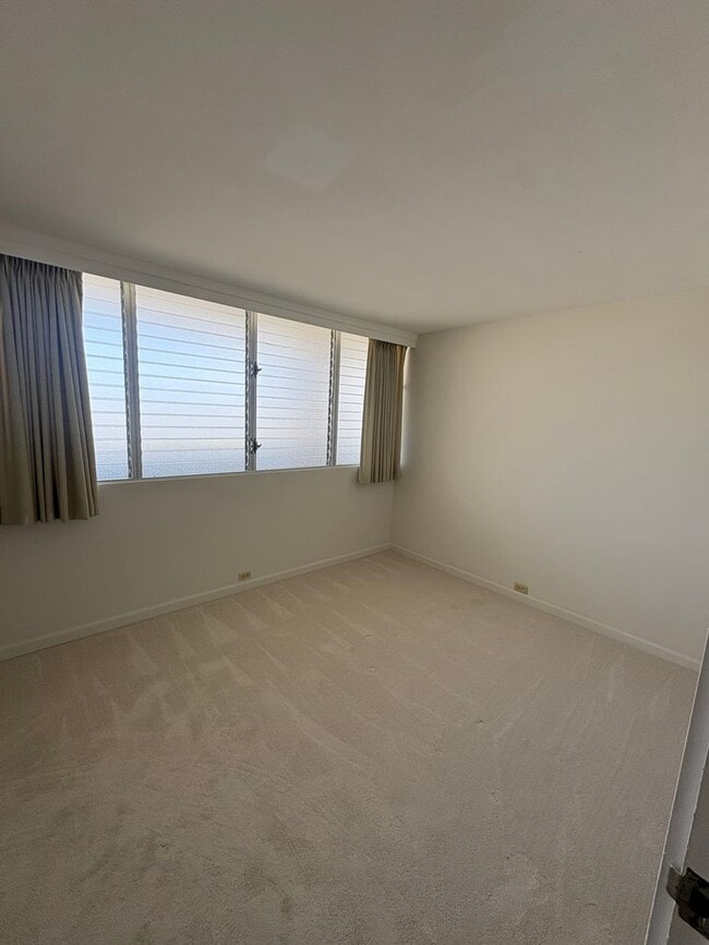 Building Photo - Beautiful views at Banyan Tree Plaza! 2 bedroom, 2 bath, 1 parking