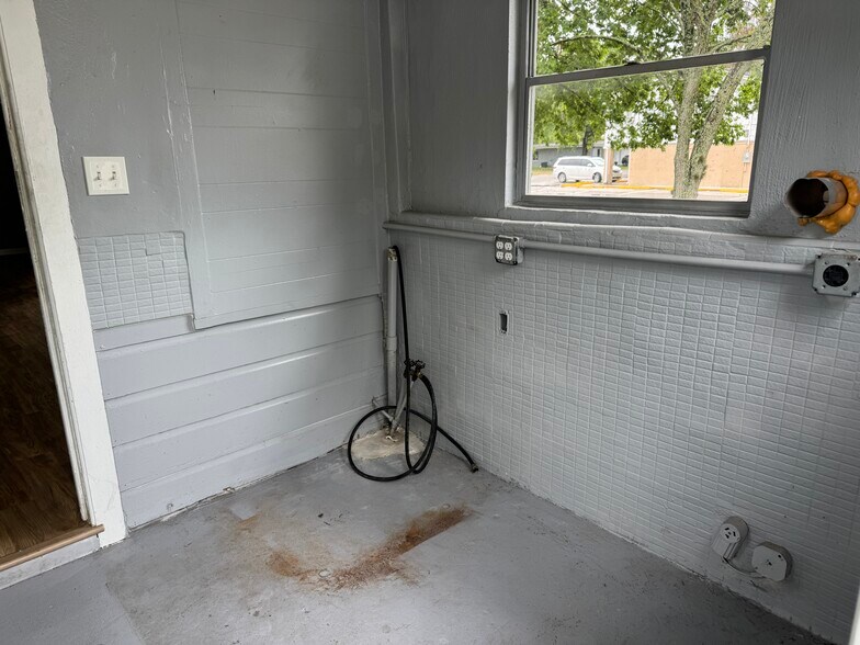 Building Photo - 605 Center Ave