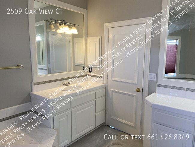 Building Photo - 2509 Oak View Ct